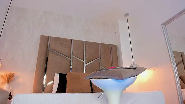 Martinaa Jones  online show from 26, 2, 2026