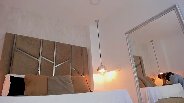 Martinaa Jones  online show from 8, 3, 2026