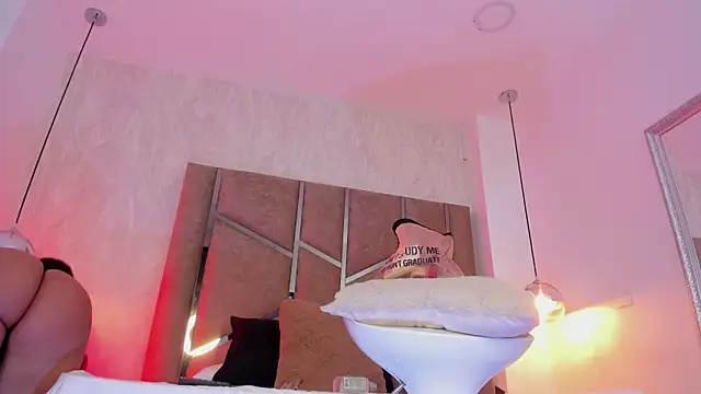 Martinaa Jones  online show from 13, 4, 2026