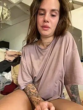 EmiliaCatalina online show from 4, 1, 2025