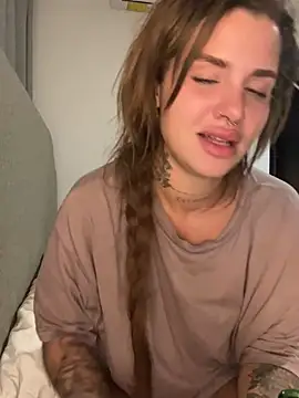 EmiliaCatalina online show from 5, 1, 2025