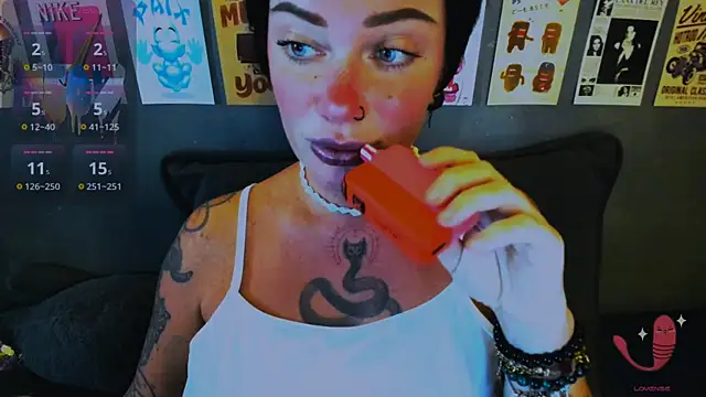 Snapshot of EllieOz chatting on 3, 5, 2026 EllieOz online show from 3, 5, 2026
