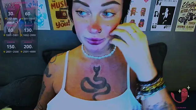 Snapshot of EllieOz chatting on 4, 5, 2026 EllieOz online show from 4, 5, 2026