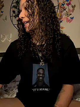 Snapshot of _Neeka_ chatting on 17, 10, 2025  Neeka  online show from 17, 10, 2025
