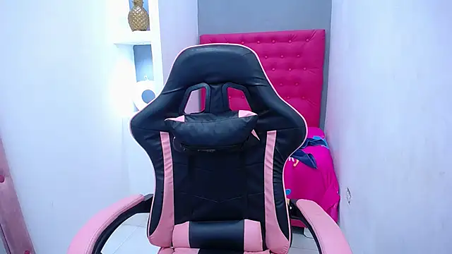 Snapshot of KatrinaQueen1 chatting on 12, 1, 2026 KatrinaQueen1 online show from 12, 1, 2026