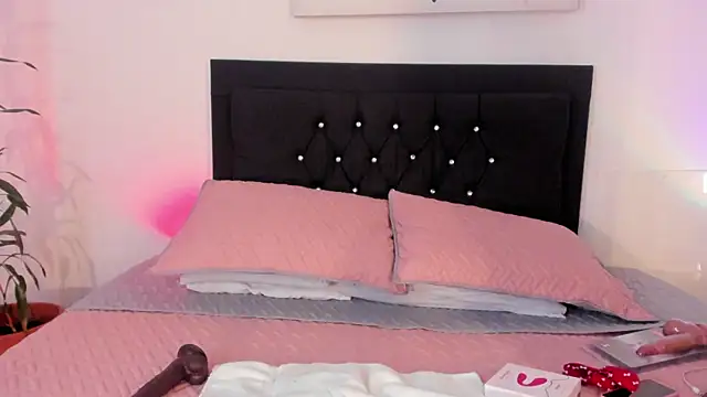 Snapshot of evelynjohnsoon chatting on 1, 2, 2025 evelynjohnsoon online show from 1, 2, 2025