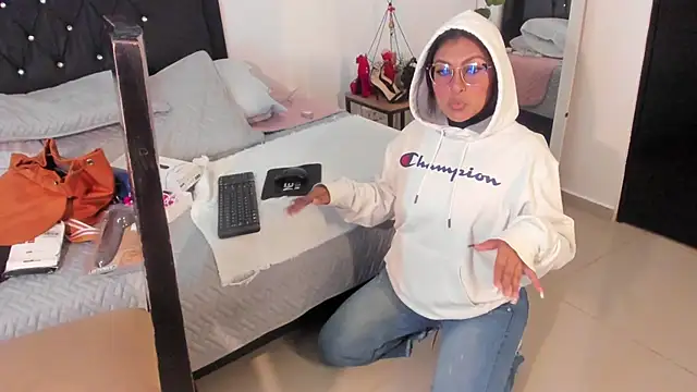 Snapshot of evelynjohnsoon chatting on 6, 3, 2025 evelynjohnsoon online show from 6, 3, 2025