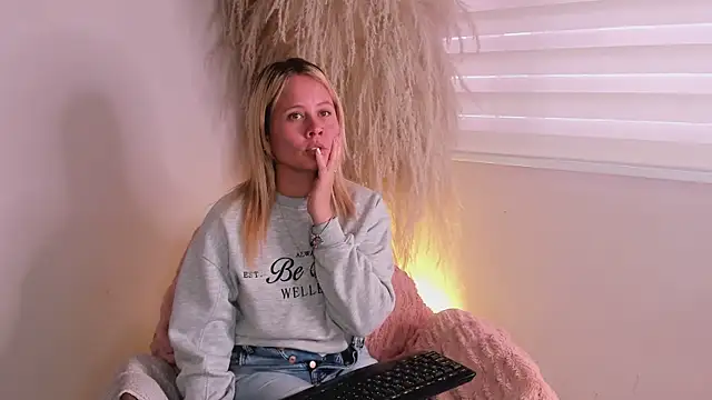 stefanny ruiz  online show from 2, 1, 2025