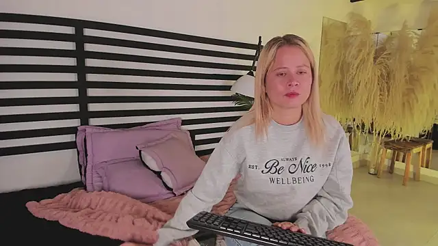 stefanny ruiz  online show from 7, 1, 2025