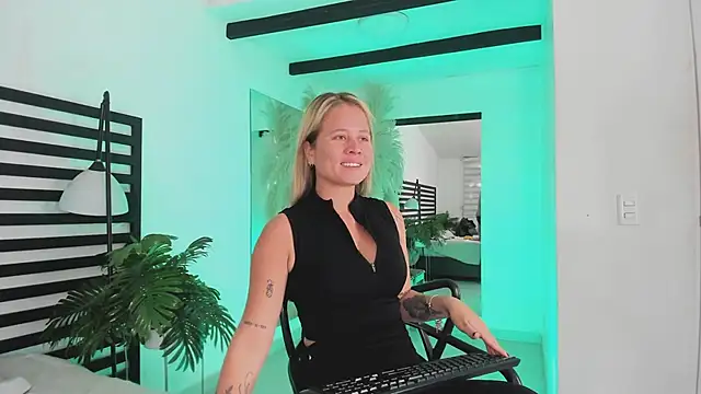 stefanny ruiz  online show from 28, 1, 2025