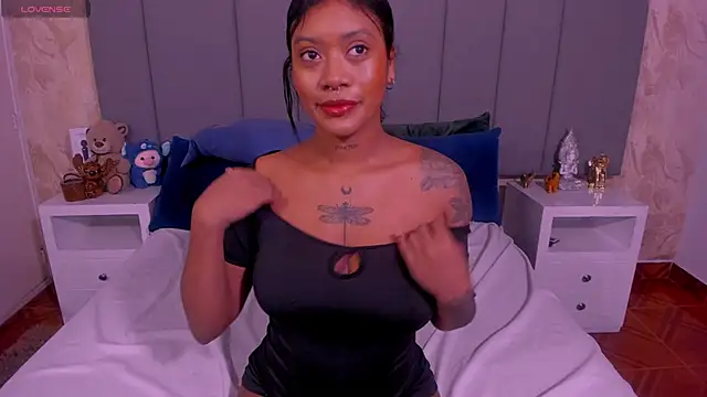 Snapshot of JulianaMiller chatting on 12, 3, 2025 JulianaMiller online show from 12, 3, 2025