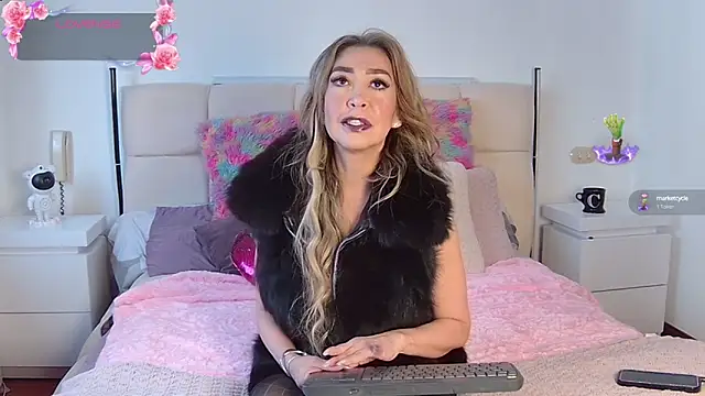 Snapshot of EvelinaGrey chatting on 7, 10, 2025 EvelinaGrey online show from 7, 10, 2025