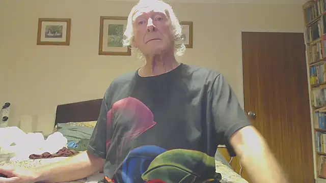 Snapshot of WaverlyKernow chatting on 1, 1, 2025 WaverlyKernow online show from 1, 1, 2025