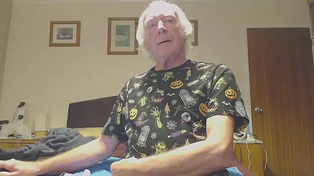 Snapshot of WaverlyKernow chatting on 4, 1, 2025 WaverlyKernow online show from 4, 1, 2025