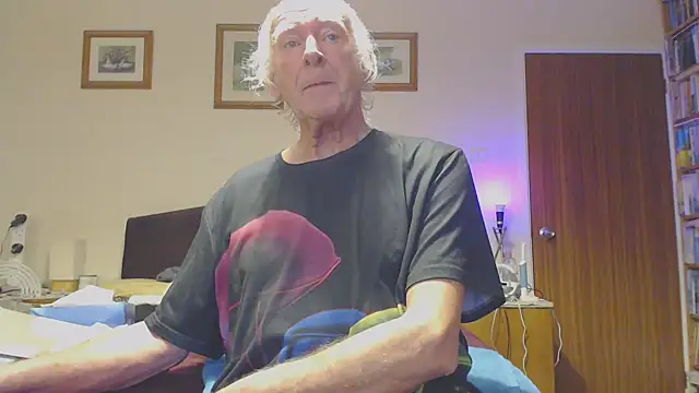 Snapshot of WaverlyKernow chatting on 10, 1, 2025 WaverlyKernow online show from 10, 1, 2025