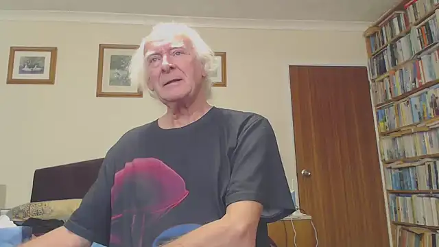 Snapshot of WaverlyKernow chatting on 12, 1, 2025 WaverlyKernow online show from 12, 1, 2025