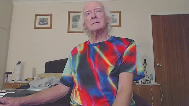 Snapshot of WaverlyKernow chatting on 4, 2, 2025 WaverlyKernow online show from 4, 2, 2025