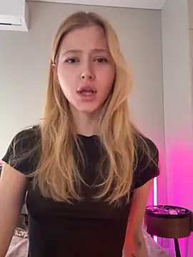 Snapshot of LunaRase chatting on 8, 5, 2026 LunaRase online show from 8, 5, 2026