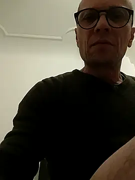 Snapshot of wedge75 chatting on 28, 10, 2025 wedge75 online show from 28, 10, 2025