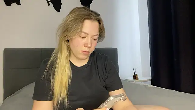 Embersweetbunny online show from 18, 2, 2025