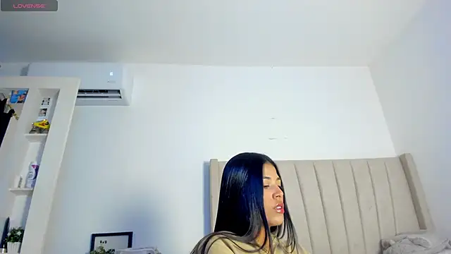 Snapshot of Mady-Edwards chatting on 27, 11, 2025 Mady-Edwards online show from 27, 11, 2025