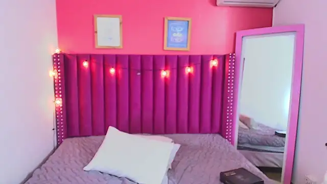 Snapshot of littleebonny chatting on 1, 1, 2025 littleebonny online show from 1, 1, 2025