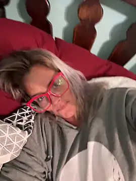 Snapshot of vixendoll87 chatting on 1, 11, 2025 vixendoll87 online show from 1, 11, 2025