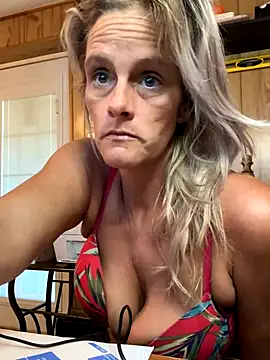 Snapshot of vixendoll87 chatting on 4, 11, 2025 vixendoll87 online show from 4, 11, 2025