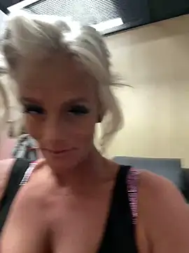 Snapshot of vixendoll87 chatting on 3, 12, 2025 vixendoll87 online show from 3, 12, 2025