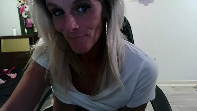 Snapshot of vixendoll87 chatting on 25, 7, 2026 vixendoll87 online show from 25, 7, 2026