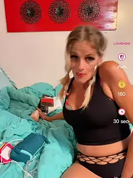 Snapshot of vixendoll87 chatting on 27, 7, 2026 vixendoll87 online show from 27, 7, 2026