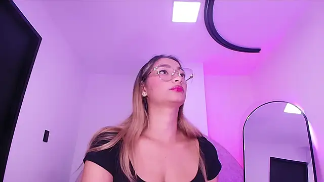 Snapshot of vale_ross_ chatting on 16, 12, 2025 vale ross online show from 16, 12, 2025