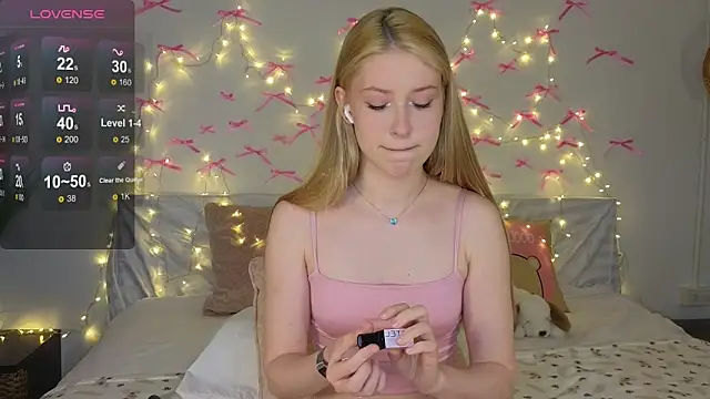 Snapshot of Monikacutie chatting on 15, 11, 2025 Monikacutie online show from 15, 11, 2025