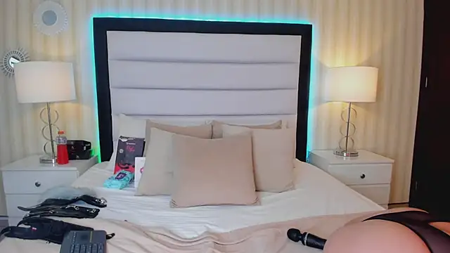 Valeriasaenzz  online show from 16, 12, 2024