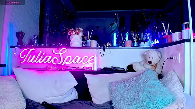 Snapshot of _JuliaSpace_ chatting on 1, 1, 2025 JuliaSpace online show from 1, 1, 2025