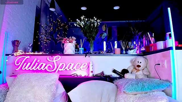 Snapshot of _JuliaSpace_ chatting on 15, 2, 2025 JuliaSpace online show from 15, 2, 2025