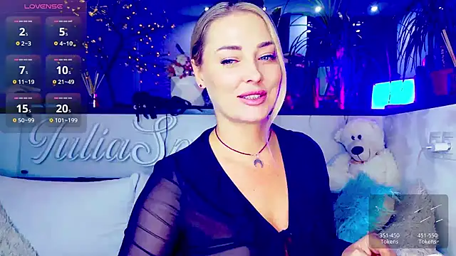 Snapshot of _JuliaSpace_ chatting on 6, 11, 2025 JuliaSpace online show from 6, 11, 2025