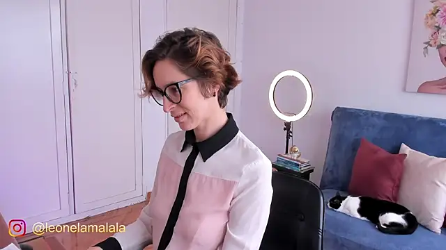 Snapshot of cuddlingbunny chatting on 4, 11, 2025 cuddlingbunny online show from 4, 11, 2025