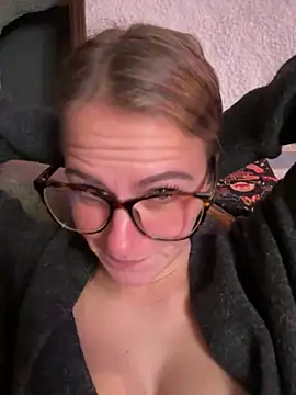 Snapshot of selenaluvv chatting on 4, 12, 2025 selenaluvv online show from 4, 12, 2025