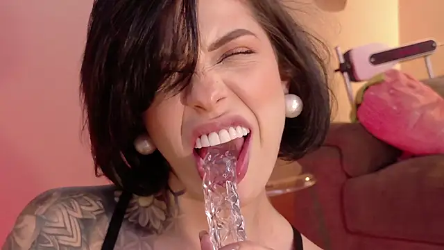 Hannah Borbon online show from 3, 11, 2025