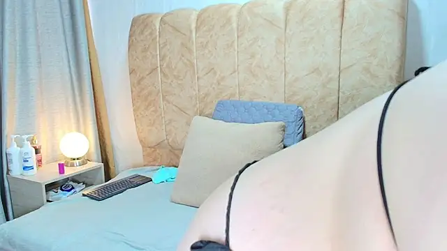 Snapshot of Zoe_Curvy chatting on 22, 11, 2025 Zoe Curvy online show from 22, 11, 2025