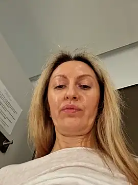 Miss    Mia  online show from 22, 2, 2025