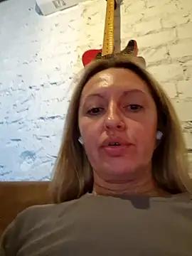 Miss    Mia  online show from 28, 9, 2025