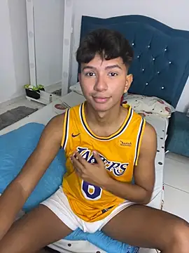 Leonarrrd 01 online show from 23, 9, 2025