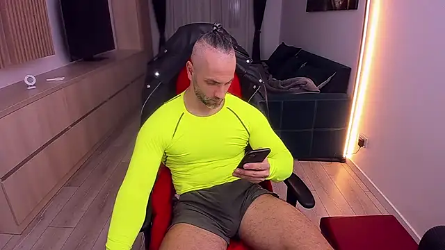 Snapshot of MarisMuscle chatting on 15, 2, 2025 MarisMuscle online show from 15, 2, 2025