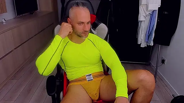 Snapshot of MarisMuscle chatting on 10, 9, 2025 MarisMuscle online show from 10, 9, 2025