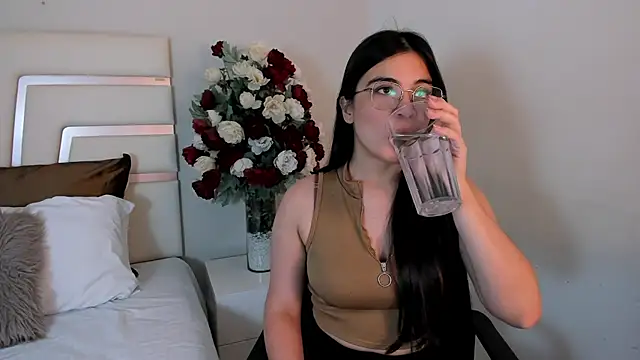 Snapshot of CamilaSofiia chatting on 19, 2, 2025 CamilaSofiia online show from 19, 2, 2025