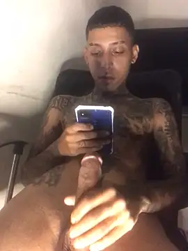 Snapshot of Latinotattoo chatting on 15, 10, 2025 Latinotattoo online show from 15, 10, 2025