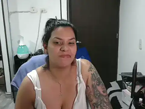 Snapshot of CarolinaRincon chatting on 11, 3, 2025 CarolinaRincon online show from 11, 3, 2025