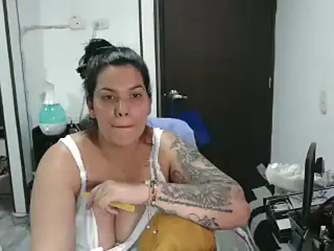 Snapshot of CarolinaRincon chatting on 12, 3, 2025 CarolinaRincon online show from 12, 3, 2025